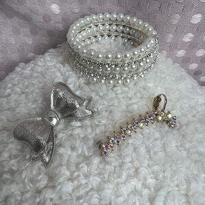 Bracelet with fancy pearls, bow-shaped brooch, single sparkle earring